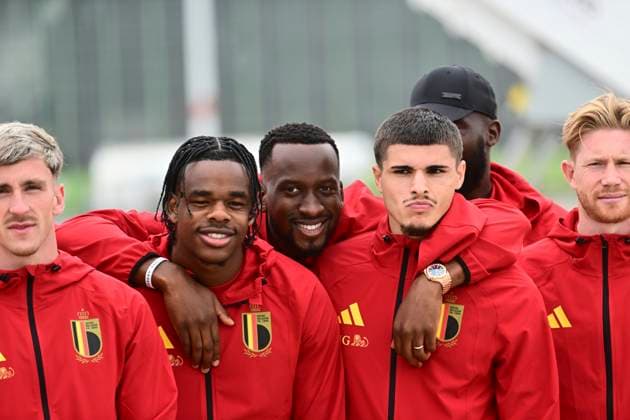 Belgian national football team - 2026 FIFA World Cup, WM, Weltmeisterschaft, Fussball - media activities 08 06 2026 ZAVENTEM, BELGIUM - JUNE 08 : Saelemaekers Alexis midfielder of Belgium, Ngoy Nathan of Belgium, Lukebakio Dodi forward of Belgium, Fernandez-Pardo Matias forward of Belgium, De Bruyne Kevin forward of Belgium pictured at Brussels airport before takeoff towards Seattle ahead of the FIFA World Cup 2026 on June 8, 2026 in Zaventem, Belgium, 08 06 2026 Zaventem Belgium Copyright: xPeterxDexVoechtx