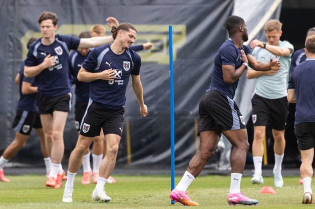 SOCCER - FIFA World Cup, WM, Weltmeisterschaft, Fussball 2026, preview SANTA BARBARA,CALIFORNIA,USA,08.JUN.26 - SOCCER - FIFA World Cup 2026, USA, Mexico, Canada, preview, OEFB, Oesterreichischer Fussball-Bund, training team AUT. Image shows Marcel Sabitzer (AUT) and the team of AUT. GEPAxpictures xArminxRauthner