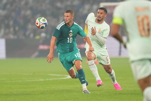 Jamie Donley of Northern Ireland and William Saliba of France France v Northern Ireland, International Friendly, Länderspiel, Nationalmannschaft Football, Decathlon Arena Stade Pierre-Mauroy, Lille, France - 08 Jun 2026Lille Decathlon Arena Stade Pierre-Mau France EDITORIAL USE ONLY No use with unauthorised audio, video, data, fixture lists, club league logos or live services. Online in-match use limited to 120 images, no video emulation. No use in betting, games or single club league player publications. Copyright: xDavexWinter Shutterstockx 16912920ap