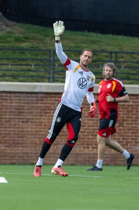 Team Arrival Germany, Base Camp, practice, FIFA World Cup, WM, Weltmeisterschaft, Fussball 2026, Winston-Salem OLIVER BAUMANN waving to the crowd during day 1 of DFB practice for the FIFA World Cup 2026 at Wake Forest University™s Spry Stadium in Winston-Salem, North Carolina, United States, June 8, 2026. WINSTON-SALEM Spry Stadium North Carolina USA Copyright: xPaulxMoreax 1R8A5353