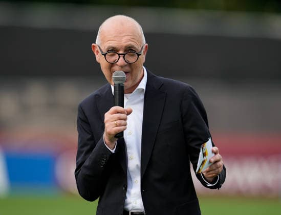 Bernd Neuendorf (Deutschland, DFB Praesident) spricht vor einer grossen Zuschauermenge im W. Dennie Spry Soccer Stadium vor dem ersten Mannschaftstraining der deutschen Nationalmannschaft im Base Camp in Winston Salem, North Carolina. USA, Deutsche Fussballnationalmannschaft, Base Camp, Winston-Salem, 08.06.2026 USA, Deutsche Fussballnationalmannschaft, Base Camp, Winston-Salem, 08.06.2026 Winston-Salem