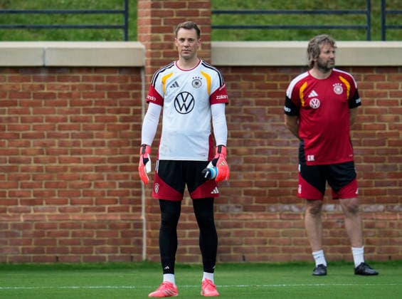 Manuel Neuer (Deutschland, 1) nimmt am ersten Mannschaftstraining der deutschen Nationalmannschaft im Base Camp in North Carolina, teil. Im Hintergrund steht Stefan Wessels (Deutschland, Torwarttrainer). USA, Deutsche Fussballnationalmannschaft, Base Camp, Winston-Salem, 08.06.2026 USA, Deutsche Fussballnationalmannschaft, Base Camp, Winston-Salem, 08.06.2026 Winston-Salem