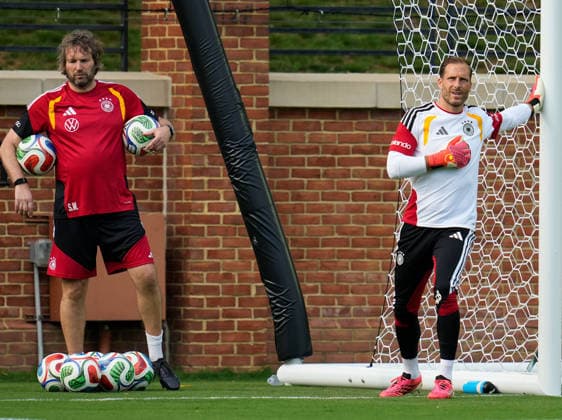 Stefan Wessels (Deutschland, Torwarttrainer) und Oliver Baumann (Deutschland, 12) nimmt an der ersten Trainingseinheit der deutschen Nationalmannschaft im Trainingslager in North Carolina teil. USA, Deutsche Fussballnationalmannschaft, Base Camp, Winston-Salem, 08.06.2026 USA, Deutsche Fussballnationalmannschaft, Base Camp, Winston-Salem, 08.06.2026 Winston-Salem