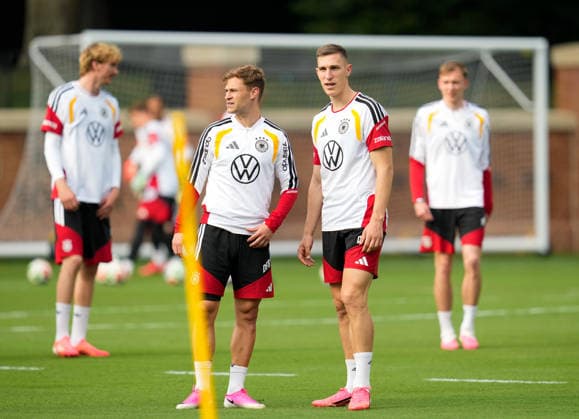 Joshua Kimmich (Deutschland, 6) und Nico Schlotterbeck (Deutschland, 15) nehmen am ersten Mannschaftstraining der deutschen Nationalmannschaft im Base Camp in North Carolina, teil. Im Hintergrund stehen Nick Woltemade (Deutschland, 11) und Maximilian Beier (Deutschland, 14). USA, Deutsche Fussballnationalmannschaft, Base Camp, Winston-Salem, 08.06.2026 USA, Deutsche Fussballnationalmannschaft, Base Camp, Winston-Salem, 08.06.2026 Winston-Salem