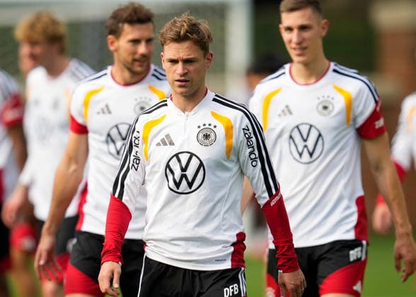 Joshua Kimmich (Deutschland, 6) nimmt am ersten Mannschaftstraining der deutschen Nationalmannschaft im Base Camp in North Carolina, teil. Im Hintergrund stehen Leon Goretzka (Deutschland, 8) und Nico Schlotterbeck (Deutschland, 15). USA, Deutsche Fussballnationalmannschaft, Base Camp, Winston-Salem, 08.06.2026 USA, Deutsche Fussballnationalmannschaft, Base Camp, Winston-Salem, 08.06.2026 Winston-Salem