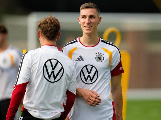 Nico Schlotterbeck (Deutschland, 15) diskutiert mit Joshua Kimmich (Deutschland, 6) waehrend des ersten Mannschaftstrainings der deutschen Nationalmannschaft im Base Camp in North Carolina. USA, Deutsche Fussballnationalmannschaft, Base Camp, Winston-Salem, 08.06.2026 USA, Deutsche Fussballnationalmannschaft, Base Camp, Winston-Salem, 08.06.2026 Winston-Salem