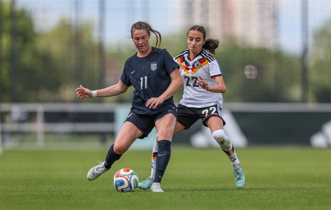 GER, Frankfurt, Deutschland U19 vs USA U19 Freundschaftsspiel, Fussball, DFB, Spielzeit 2025 2026, DFB-Campus, zweites Spiel im Bild v.l.: Olivia Stafford (USA U19 Frauen 11), Emma Memminger (Deutschland U19 Frauen 22), Zweikampf DFB DFL REGULATIONS PROHIBIT ANY USE OF PHOTOGRAPHS AS IMAGE SEQUENCES AND OR QUASI-VIDEO, 09.06.2026