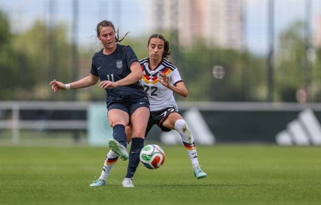 GER, Frankfurt, Deutschland U19 vs USA U19 Freundschaftsspiel, Fussball, DFB, Spielzeit 2025 2026, DFB-Campus, zweites Spiel im Bild v.l.: Olivia Stafford (USA U19 Frauen 11), Emma Memminger (Deutschland U19 Frauen 22), Zweikampf DFB DFL REGULATIONS PROHIBIT ANY USE OF PHOTOGRAPHS AS IMAGE SEQUENCES AND OR QUASI-VIDEO, 09.06.2026