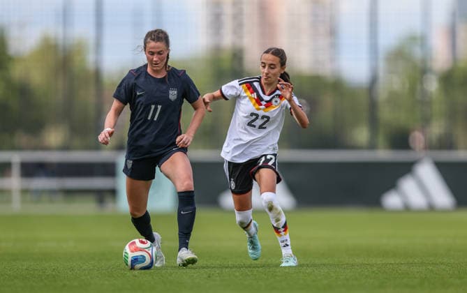 GER, Frankfurt, Deutschland U19 vs USA U19 Freundschaftsspiel, Fussball, DFB, Spielzeit 2025 2026, DFB-Campus, zweites Spiel im Bild v.l.: Olivia Stafford (USA U19 Frauen 11), Emma Memminger (Deutschland U19 Frauen 22), Zweikampf DFB DFL REGULATIONS PROHIBIT ANY USE OF PHOTOGRAPHS AS IMAGE SEQUENCES AND OR QUASI-VIDEO, 09.06.2026