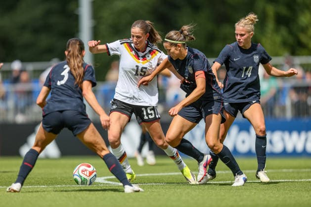 GER, Frankfurt, Deutschland U19 vs USA U19 Freundschaftsspiel, Fussball, DFB, Spielzeit 2025 2026, DFB-Campus, zweites Spiel im Bild v.l.: Maj Schneider (Deutschland U19 Frauen 15), Pearl Cecil (USA U19 Frauen 5), Zweikampf DFB DFL REGULATIONS PROHIBIT ANY USE OF PHOTOGRAPHS AS IMAGE SEQUENCES AND OR QUASI-VIDEO, 09.06.2026