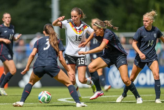 GER, Frankfurt, Deutschland U19 vs USA U19 Freundschaftsspiel, Fussball, DFB, Spielzeit 2025 2026, DFB-Campus, zweites Spiel im Bild v.l.: Maj Schneider (Deutschland U19 Frauen 15), Pearl Cecil (USA U19 Frauen 5), Zweikampf DFB DFL REGULATIONS PROHIBIT ANY USE OF PHOTOGRAPHS AS IMAGE SEQUENCES AND OR QUASI-VIDEO, 09.06.2026