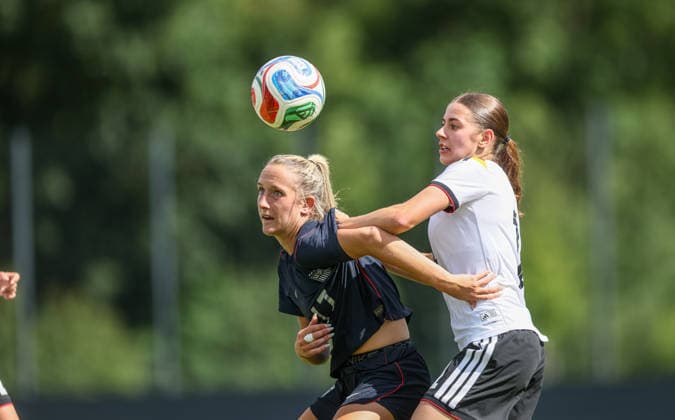 GER, Frankfurt, Deutschland U19 vs USA U19 Freundschaftsspiel, Fussball, DFB, Spielzeit 2025 2026, DFB-Campus, zweites Spiel im Bild v.l.: Kylie Maxwell (USA U19 Frauen 17), Leni Marie Eggert (Deutschland U19 Frauen 11), Zweikampf DFB DFL REGULATIONS PROHIBIT ANY USE OF PHOTOGRAPHS AS IMAGE SEQUENCES AND OR QUASI-VIDEO, 09.06.2026