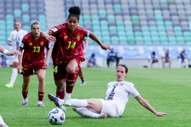 Shekiera Martinez (Germany) und Sara Agrez (Slovenia) kaempfen um den Ball, FIFA Women s World Cup 2027 Qualifier, Slovenia v Germany, Stadion Stozice am 09. June 2026 in Ljubljana, Slowenien. (Foto von Marco Steinbrenner DeFodi Images) Shekiera Martinez (Germany) und Sara Agrez (Slovenia) battle for the ball, FIFA Women s World Cup 2027 Qualifier, Slovenia v Germany, Stadion Stozice, June 9, 2026 in Ljubljana, Slovenia. (Photo by Marco Steinbrenner DeFodi Images) -