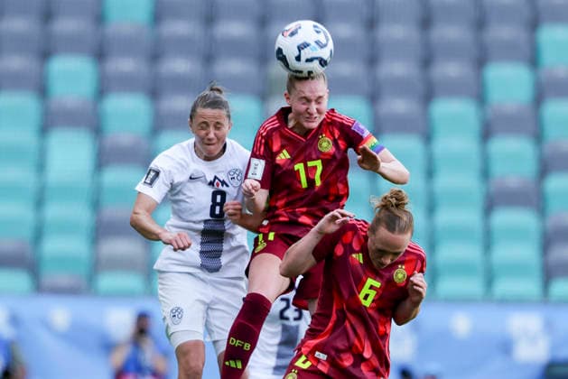 Mateja Zver (Slovenia), Janina Minge (Germany) und Lisanne Graewe (Germany) kaempfen um den Ball, FIFA Women s World Cup 2027 Qualifier, Slovenia v Germany, Stadion Stozice am 09. June 2026 in Ljubljana, Slowenien. (Foto von Marco Steinbrenner DeFodi Images) Mateja Zver (Slovenia), Janina Minge (Germany) und Lisanne Graewe (Germany) battle for the ball, FIFA Women s World Cup 2027 Qualifier, Slovenia v Germany, Stadion Stozice, June 9, 2026 in Ljubljana, Slovenia. (Photo by Marco Steinbrenner DeFodi Images) -