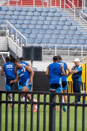 June 9, 2026, Boca Raton, Fl, USA: A CuraoÂßao coach watches over drills during a closed training session at FAU Stadium in Boca Raton, Florida, on Tuesday, as the team prepares for its first‘ever FIFA World Cup, WM, Weltmeisterschaft, Fussball appearance against Germany. Boca Raton USA - ZUMAc343 20260609_znp_c343_002 Copyright: xChrisxBeckettx