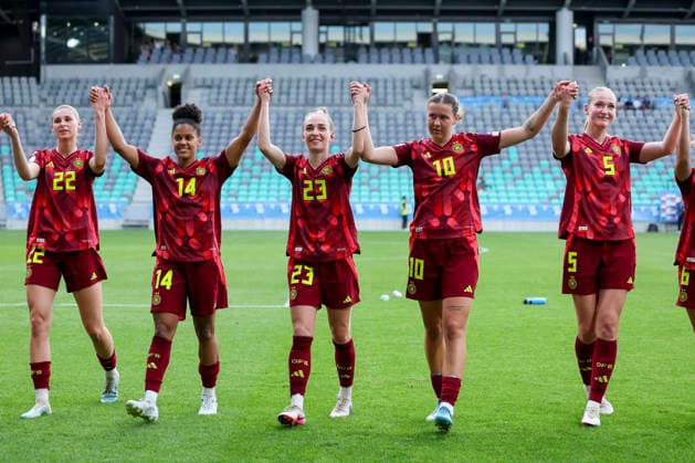 Jule Brand (Germany), Shekiera Martinez (Germany), Sophia KLeinherne (Germany), Larissa Muehlhaus (Germany) und Camilla Kuever (Germany) jubeln, FIFA Women s World Cup 2027 Qualifier, Slovenia v Germany, Stadion Stozice am 09. June 2026 in Ljubljana, Slowenien. (Foto von Marco Steinbrenner DeFodi Images) Jule Brand (Germany), Shekiera Martinez (Germany), Sophia KLeinherne (Germany), Larissa Muehlhaus (Germany) und Camilla Kuever (Germany) cheer, FIFA Women s World Cup 2027 Qualifier, Slovenia v Germany, Stadion Stozice, June 9, 2026 in Ljubljana, Slovenia. (Photo by Marco Steinbrenner DeFodi Images) -