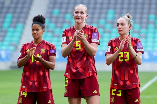 Shekiera Martinez (Germany), Camilla Kuever (Germany) und Sophia KLeinherne (Germany) jubeln, FIFA Women s World Cup 2027 Qualifier, Slovenia v Germany, Stadion Stozice am 09. June 2026 in Ljubljana, Slowenien. (Foto von Marco Steinbrenner DeFodi Images) Shekiera Martinez (Germany), Camilla Kuever (Germany) und Sophia KLeinherne (Germany) cheer, FIFA Women s World Cup 2027 Qualifier, Slovenia v Germany, Stadion Stozice, June 9, 2026 in Ljubljana, Slovenia. (Photo by Marco Steinbrenner DeFodi Images) -