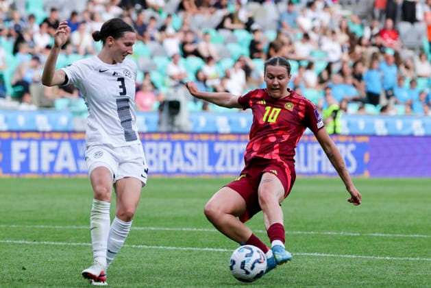 Sara Agrez (Slovenia) und Larissa Muehlhaus (Germany) kaempfen um den Ball, FIFA Women s World Cup 2027 Qualifier, Slovenia v Germany, Stadion Stozice am 09. June 2026 in Ljubljana, Slowenien. (Foto von Marco Steinbrenner DeFodi Images) Sara Agrez (Slovenia) und Larissa Muehlhaus (Germany) battle for the ball, FIFA Women s World Cup 2027 Qualifier, Slovenia v Germany, Stadion Stozice, June 9, 2026 in Ljubljana, Slovenia. (Photo by Marco Steinbrenner DeFodi Images) -