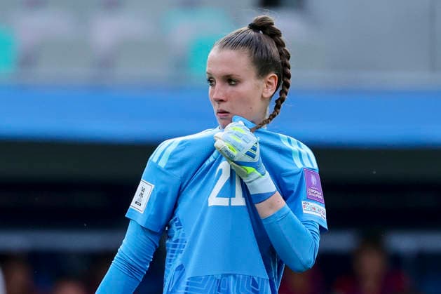 Torhueterin Ena Mahmutovic (Germany) schaut enttaeuscht, FIFA Women s World Cup 2027 Qualifier, Slovenia v Germany, Stadion Stozice am 09. June 2026 in Ljubljana, Slowenien. (Foto von Marco Steinbrenner DeFodi Images) Torhueterin Ena Mahmutovic (Germany) looks dejected, FIFA Women s World Cup 2027 Qualifier, Slovenia v Germany, Stadion Stozice, June 9, 2026 in Ljubljana, Slovenia. (Photo by Marco Steinbrenner DeFodi Images) -