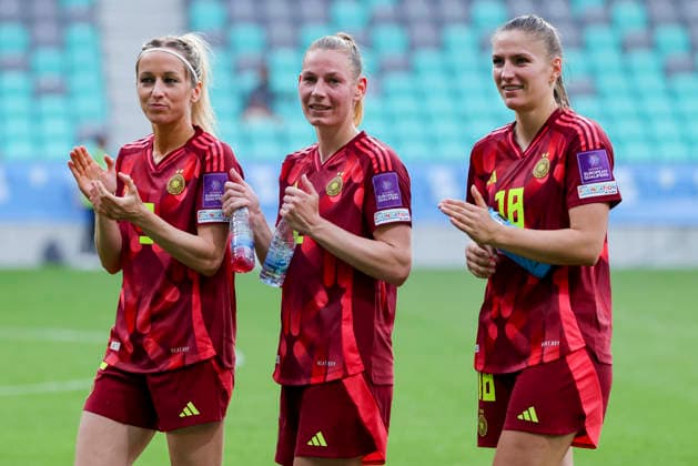 Kathrin Hendrich (Germany), Sarai Linder (Germany) und Melissa Koessler (Germany) jubeln, FIFA Women s World Cup 2027 Qualifier, Slovenia v Germany, Stadion Stozice am 09. June 2026 in Ljubljana, Slowenien. (Foto von Marco Steinbrenner DeFodi Images) Kathrin Hendrich (Germany), Sarai Linder (Germany) und Melissa Koessler (Germany) cheer, FIFA Women s World Cup 2027 Qualifier, Slovenia v Germany, Stadion Stozice, June 9, 2026 in Ljubljana, Slovenia. (Photo by Marco Steinbrenner DeFodi Images) -