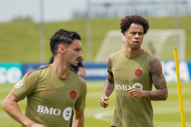 June 9, 2026, Toronto, Ciudad de Mexico, Canada: Tajon BUCHANAN 17 of Canada national football team warms-up during the training day, ahead the 2026 FIFA World Cup, WM, Weltmeisterschaft, Fussball Group B match against Bosnia and Herzegovina at TorontoFC Training Ground. on June 9, 2026 in Toronto, Canada. Toronto Canada - ZUMAe321 20260609_zsa_e321_006 Copyright: xLeonardoxRamirezx