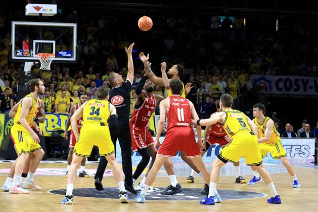 DEU, easyCredit BBL, ALBA vs. Bamberg, 09.06.2026, Max-Schmeling-Halle, Berlin, DEU, easyCredit BBL, ALBA vs. Bamberg, im Bild ALBA-Spieler, Norris Agbakoko (ALBA Berlin 17), Ejifor Onu (Bamberg 35)