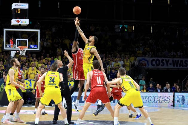 DEU, easyCredit BBL, ALBA vs. Bamberg, 09.06.2026, Max-Schmeling-Halle, Berlin, DEU, easyCredit BBL, ALBA vs. Bamberg, im Bild ALBA-Spieler, Norris Agbakoko (ALBA Berlin 17), Ejifor Onu (Bamberg 35)