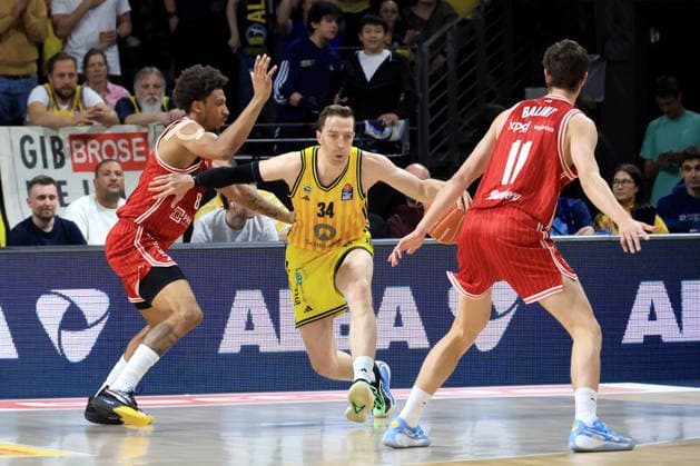 DEU, easyCredit BBL, ALBA vs. Bamberg, 09.06.2026, Max-Schmeling-Halle, Berlin, DEU, easyCredit BBL, ALBA vs. Bamberg, im Bild Justin Bean (ALBA Berlin 34), Demarcus Demonia (Bamberg 8), Richard Balint (Bamberg 11)