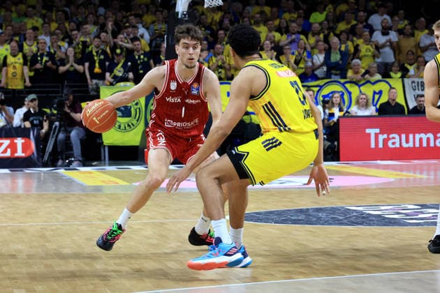 DEU, easyCredit BBL, ALBA vs. Bamberg, 09.06.2026, Max-Schmeling-Halle, Berlin, DEU, easyCredit BBL, ALBA vs. Bamberg, im Bild Michael Rataj (ALBA Berlin 21), Zachary Ensminger (Bamberg 1)