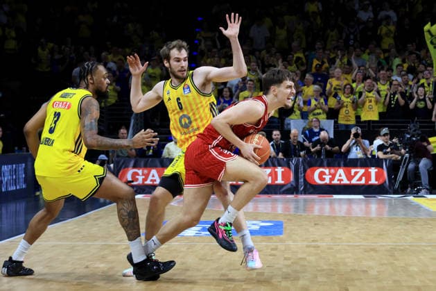 DEU, easyCredit BBL, ALBA vs. Bamberg, 09.06.2026, Max-Schmeling-Halle, Berlin, DEU, easyCredit BBL, ALBA vs. Bamberg, im Bild J Wan Roberts (ALBA Berlin 13), MALTE DELOW (ALBA Berlin 6), Zachary Ensminger (Bamberg 1)