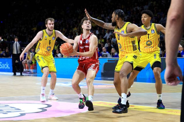 DEU, easyCredit BBL, ALBA vs. Bamberg, 09.06.2026, Max-Schmeling-Halle, Berlin, DEU, easyCredit BBL, ALBA vs. Bamberg, im Bild MALTE DELOW (ALBA Berlin 6), J Wan Roberts (ALBA Berlin 13), Jack Kayil( ALBA Berlin 7), Zachary Ensminger (Bamberg 1)
