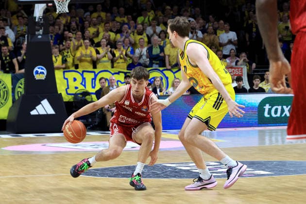 DEU, easyCredit BBL, ALBA vs. Bamberg, 09.06.2026, Max-Schmeling-Halle, Berlin, DEU, easyCredit BBL, ALBA vs. Bamberg, im Bild Moses Wood (ALBA Berlin 11), Zachary Ensminger (Bamberg 1)