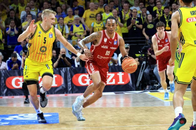 DEU, easyCredit BBL, ALBA vs. Bamberg, 09.06.2026, Max-Schmeling-Halle, Berlin, DEU, easyCredit BBL, ALBA vs. Bamberg, im Bild Sam Griesel (ALBA Berlin 5), Austin Crowley (Bamberg 85)