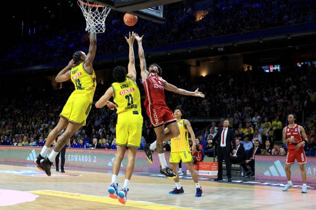 DEU, easyCredit BBL, ALBA vs. Bamberg, 09.06.2026, Max-Schmeling-Halle, Berlin, DEU, easyCredit BBL, ALBA vs. Bamberg, im Bild J Wan Roberts (ALBA Berlin 13), Michael Rataj (ALBA Berlin 21), Demarcus Demonia (Bamberg 8)
