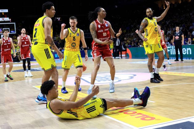 DEU, easyCredit BBL, ALBA vs. Bamberg, 09.06.2026, Max-Schmeling-Halle, Berlin, DEU, easyCredit BBL, ALBA vs. Bamberg, im Bild ALBA-Spielerkreis, Austin Crowley (Bamberg 85)