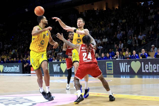 DEU, easyCredit BBL, ALBA vs. Bamberg, 09.06.2026, Max-Schmeling-Halle, Berlin, DEU, easyCredit BBL, ALBA vs. Bamberg, im Bild Martin Hermannsson (ALBA Berlin 15), Norris Agbakoko (ALBA Berlin 17), Cobe Williams (Bamberg 24)