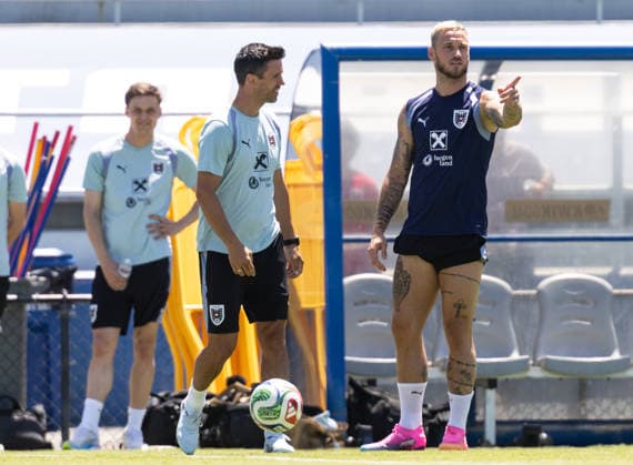 SOCCER - FIFA World Cup, WM, Weltmeisterschaft, Fussball 2026, preview SANTA BARBARA,CALIFORNIA,USA,09.JUN.26 - SOCCER - FIFA World Cup 2026, USA, Mexico, Canada, preview, OEFB, Oesterreichischer Fussball-Bund, training team AUT. Image shows assistant coach Stefan Oesen and Marko Arnautovic (AUT). GEPAxpictures xArminxRauthner