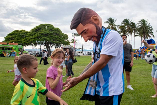 MIAMI, FL - JUNE 09: A person dressed to look like Lionel Messi wearing an Argentina national team, Nationalteam jersey interacts with event attendees on June 9, 2026 at Haulover Park, in Miami, FL. The Food Trucks Tuesdays event at Haulover Park is a weekly free admission community event featuring local food vendors, family-friendly activities, music, and kite flying. Recent events include Panini FIFA World Cup, WM, Weltmeisterschaft, Fussball 2026 Sticker trading, with a goal of helping collectors fill their albums. The performer dressed like Lionel Messi was introduced to attendees as a surprise guest visiting ahead of the 2026 FIFA World Cup. (Photo by Erica Denhoff Icon Sportswire) SOCCER: JUN 09 Food Trucks Tuesdays at Haulover Park EDITORIAL USE ONLY Icon260912