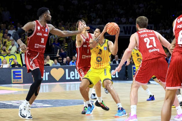DEU, easyCredit BBL, ALBA vs. Bamberg, 09.06.2026, Max-Schmeling-Halle, Berlin, DEU, easyCredit BBL, ALBA vs. Bamberg, im Bild Michael Rataj (ALBA Berlin 21), Ejifor Onu (Bamberg 35), Zachary Ensminger (Bamberg 1), Moritz Krimmer (Bamberg 27)