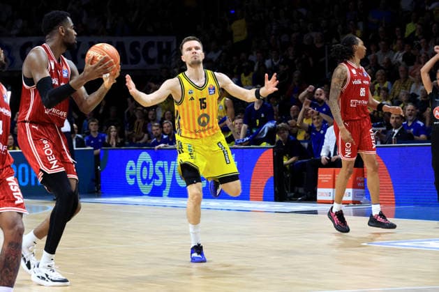 DEU, easyCredit BBL, ALBA vs. Bamberg, 09.06.2026, Max-Schmeling-Halle, Berlin, DEU, easyCredit BBL, ALBA vs. Bamberg, im Bild Martin Hermannsson (ALBA Berlin 15), Ejifor Onu (Bamberg 35)