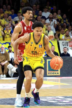DEU, easyCredit BBL, ALBA vs. Bamberg, 09.06.2026, Max-Schmeling-Halle, Berlin, DEU, easyCredit BBL, ALBA vs. Bamberg, im Bild Jack Kayil( ALBA Berlin 7), Ibrahim Watson-Boye (Bamberg 2)