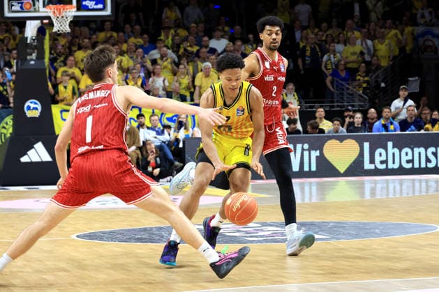 DEU, easyCredit BBL, ALBA vs. Bamberg, 09.06.2026, Max-Schmeling-Halle, Berlin, DEU, easyCredit BBL, ALBA vs. Bamberg, im Bild Jack Kayil( ALBA Berlin 7), Ibrahim Watson-Boye (Bamberg 2), Zachary Ensminger (Bamberg 1)