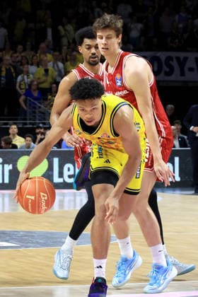 DEU, easyCredit BBL, ALBA vs. Bamberg, 09.06.2026, Max-Schmeling-Halle, Berlin, DEU, easyCredit BBL, ALBA vs. Bamberg, im Bild Jack Kayil( ALBA Berlin 7), Ibrahim Watson-Boye (Bamberg 2), Richard Balint (Bamberg 11)