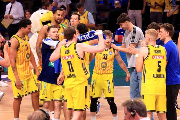 DEU, easyCredit BBL, ALBA vs. Bamberg, 09.06.2026, Max-Schmeling-Halle, Berlin, DEU, easyCredit BBL, ALBA vs. Bamberg, im Bild ALBA-Spielerkreis, Michael Rataj (ALBA Berlin 21)