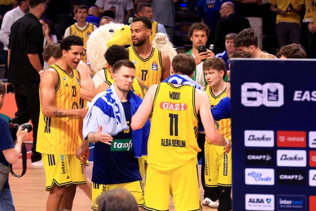 DEU, easyCredit BBL, ALBA vs. Bamberg, 09.06.2026, Max-Schmeling-Halle, Berlin, DEU, easyCredit BBL, ALBA vs. Bamberg, im Bild ALBA-Spielerkreis, Michael Rataj (ALBA Berlin 21), Martin Hermannsson (ALBA Berlin 15), Norris Agbakoko (ALBA Berlin 17)