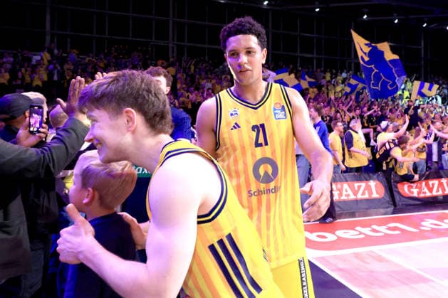 DEU, easyCredit BBL, ALBA vs. Bamberg, 09.06.2026, Max-Schmeling-Halle, Berlin, DEU, easyCredit BBL, ALBA vs. Bamberg, im Bild Michael Rataj (ALBA Berlin 21), Bennet Hundt (ALBA Berlin 33), ALBA-Fans, Fans