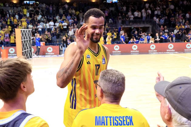 DEU, easyCredit BBL, ALBA vs. Bamberg, 09.06.2026, Max-Schmeling-Halle, Berlin, DEU, easyCredit BBL, ALBA vs. Bamberg, im Bild Norris Agbakoko (ALBA Berlin 17), Zuschauer, Besucher, Fans