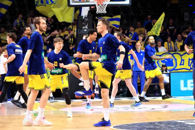 DEU, easyCredit BBL, ALBA vs. Bamberg, 09.06.2026, Max-Schmeling-Halle, Berlin, DEU, easyCredit BBL, ALBA vs. Bamberg, im Bild ALBA-Spielerkreis, Kresimir Nikic (ALBA Berlin 16), Martin Hermannsson (ALBA Berlin 15)
