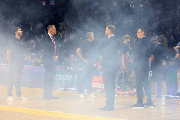 DEU, easyCredit BBL, ALBA vs. Bamberg, 09.06.2026, Max-Schmeling-Halle, Berlin, DEU, easyCredit BBL, ALBA vs. Bamberg, im Bild Head Coach Anton Gavel (Bamberg), Nebelwolken