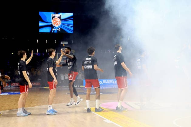 DEU, easyCredit BBL, ALBA vs. Bamberg, 09.06.2026, Max-Schmeling-Halle, Berlin, DEU, easyCredit BBL, ALBA vs. Bamberg, im Bild Nebelwolken, Bamberger-Spielerkreis